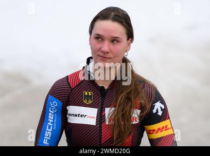 Winterberg, Germania. 25 febbraio 2024. Bob: Campionati del mondo, monoBob, donne, 4° corsa. Lisa Buckwitz, dalla Germania, supera il traguardo. Crediti: Robert Michael/dpa/Alamy Live News Foto Stock