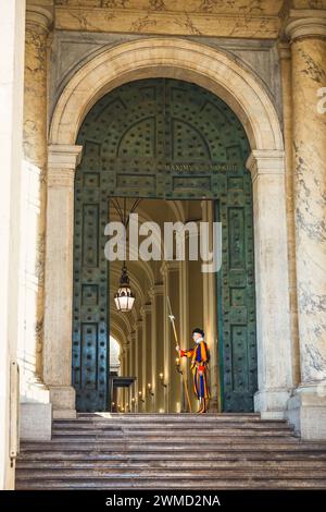 Città del Vaticano, Roma - 24 novembre 2023: Guardia Svizzera Papale in uniforme. Attualmente, il nome Guardia Svizzera si riferisce generalmente alla Guardia Svizzera Pontificia del Foto Stock