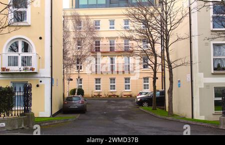 Dublino, Irlanda - 24 febbraio 2024: Una foto di un gruppo di edifici in un paesaggio urbano di Dublino. Foto Stock