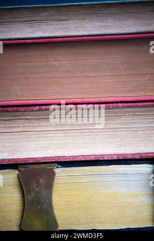 Primo piano di una pila di vecchi libri Foto Stock