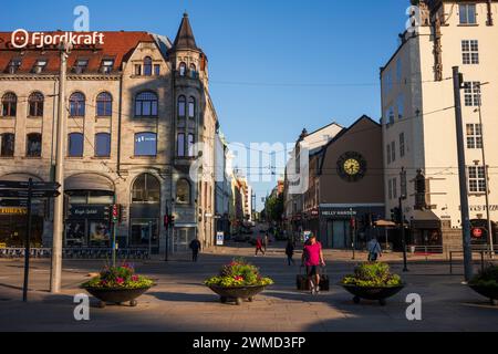 Oslo, Norvegia, 22 giugno 2023: Un viaggiatore con due valigie rotanti cammina verso la stazione centrale di Oslo dalla porta Karl Johans durante una mattinata Foto Stock