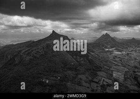 Mauritius Aerial le Pouce Mountain Peak nella catena montuosa Moka con Storm Clouds Black and White Landscape Foto Stock