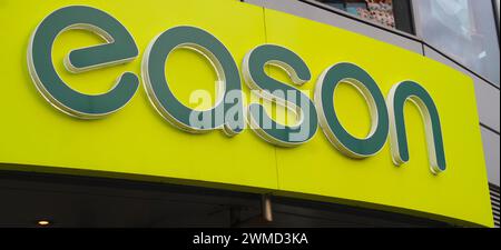 Dublino, Irlanda - 24 febbraio 2024: Una foto del logo verde della libreria Eason su un cartello esterno. Foto Stock