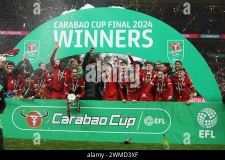 Londra, Regno Unito. 25 febbraio 2024. Il Liverpool festeggia dopo aver vinto la finale della EFL Carabao Cup tra Chelsea e Liverpool al Wembley Stadium di Londra, Inghilterra, il 25 febbraio 2024. Foto di Joshua Smith. Solo per uso editoriale, licenza richiesta per uso commerciale. Non utilizzare in scommesse, giochi o pubblicazioni di singoli club/campionato/giocatori. Crediti: UK Sports Pics Ltd/Alamy Live News Foto Stock