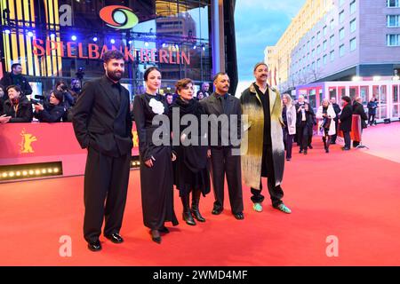 Nelson Carlos De Los Santos Arias mit seinem Filmteam fuÌˆr den Film Pepe vor der Preisverleinung bei den 74. Internationalen Filmfestspielen Berlin, Berlinale. Berlinale Filmfestival *** Nelson Carlos De Los Santos Arias con il suo team cinematografico per il film Pepe prima della cerimonia di premiazione al 74° Festival Internazionale del Cinema di Berlino, Berlinale Berlinale Filmfestival Foto Stock