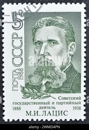 Francobollo cancellato stampato dall'Unione Sovietica, che commemora il centenario della nascita di M.I.Latsis (1888-1938), circa 1988. Foto Stock