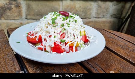 Un piatto tradizionale bulgaro - insalata Shopska: Pomodori freschi, cetrioli, cipolla e formaggio Foto Stock