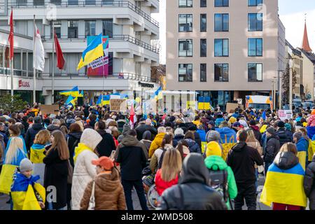 Solidaritätskundgebungen für die Ukraine Demonstration vom Verein der Ukrainer in Franken e.V. anlässlich des zweiten Jahrestag des Kriegs in der Ukraine auf dem Kornmarkt in Nürnberg. Nürnberg Bayern Deutschland *** manifestazioni di solidarietà per l'Ucraina dimostrazione dell'Associazione degli ucraini in Franconia e V in occasione del secondo anniversario della guerra in Ucraina al Kornmarkt di Norimberga, Baviera Germania 20240224-6V2A3865-Bearbeitet Foto Stock