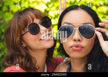 Due giovani donne birazziali sorridono all'aperto Foto Stock