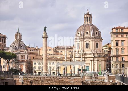 Colonna di Traiano e Chiesa del Santissimo nome di Maria al foro Traiano di Roma, Italia. Foto Stock