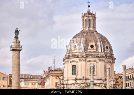 Colonna di Traiano e Chiesa del Santissimo nome di Maria al foro Traiano di Roma, Italia. Foto Stock