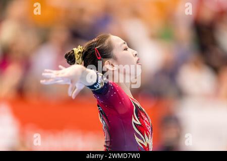 Cottbus, Germania. 25 febbraio 2024. Ginnastica: Coppa del mondo, donne: Pavimento, finale nella Lausitz Arena. Xinyi Chen dalla Cina in azione. Crediti: Frank Hammerschmidt/dpa/Alamy Live News Foto Stock