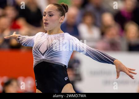 Cottbus, Germania. 25 febbraio 2024. Ginnastica: Coppa del mondo, donne: Pavimento, finale nella Lausitz Arena. Kaylia Nemour dall'Algeria in azione. Crediti: Frank Hammerschmidt/dpa/Alamy Live News Foto Stock