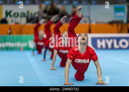 Cottbus, Germania. 25 febbraio 2024. Ginnastica: Coppa del mondo, finale alla Lausitz Arena. Le ginnaste cinesi si riscaldano insieme. Crediti: Frank Hammerschmidt/dpa/Alamy Live News Foto Stock
