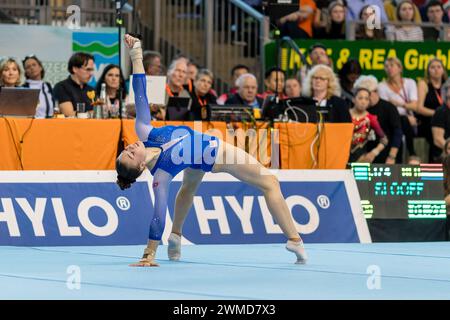 Cottbus, Germania. 25 febbraio 2024. Ginnastica: Coppa del mondo, donne: Pavimento, finale nella Lausitz Arena. Floor Slooff dai Paesi Bassi in azione. Crediti: Frank Hammerschmidt/dpa/Alamy Live News Foto Stock