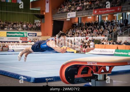 Cottbus, Germania. 25 febbraio 2024. Ginnastica: Coppa del mondo, uomini: Caveau, finale alla Lausitz Arena. Artur Davtyan dall'Armenia in azione. Crediti: Frank Hammerschmidt/dpa/Alamy Live News Foto Stock