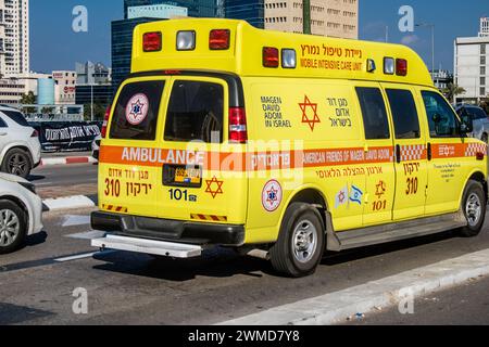 Tel Aviv, Israele, 25 febbraio 2024 Israel Ambulance Driving in the Streets of Tel Aviv, una città emblematica e iconica di Israele Foto Stock