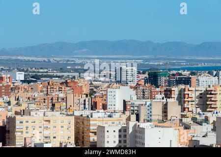 ALMERIA, SPAGNA - 23 FEBBRAIO 2024 Panorama della città spagnola di Almeria nella comunità autonoma dell'Andalusia visto dalla famosa collina Cerro de Foto Stock