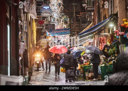 Strada stretta nel centro storico di Napoli, Italia. Foto Stock