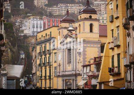Funivia Montesanto, ferrovia di montagna e Chiesa di Santa Maria di Montesanto, chiesa gialla Napoli, Italia. Foto Stock