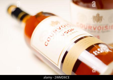 LONDRA, Regno Unito - 14 FEBBRAIO 2024 Courvoisier VSOP, un distillato di alta qualità prodotto dalla rinomata azienda francese Courvoisier, fondata nel 1835 a Jarn Foto Stock