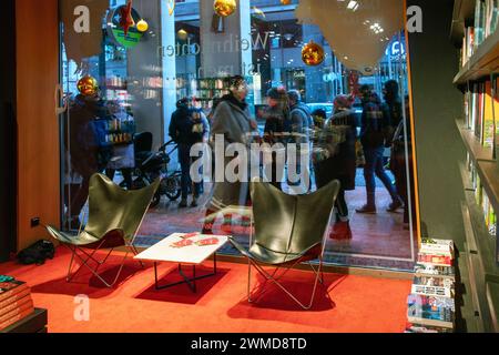 23-12-2023 BERLINO, GERM Indoor Book Store "Dussmann das KulturKaufhaus" con molti piani: Persone che camminano all'aperto su Friedrichstrasse. Domani Foto Stock