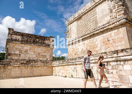 Merida Messico, sito archeologico Uxmal in stile Puuc, zona Arqueologica de Uxmal, classico pietra calcarea della città maya, visitatori uomini uomini, donne donne donne Foto Stock
