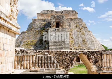 Merida Messico, sito archeologico Uxmal in stile Puuc, zona Arqueologica de Uxmal, classica città Maya, Piramide del Mago pirami a gradini mesoamericani Foto Stock