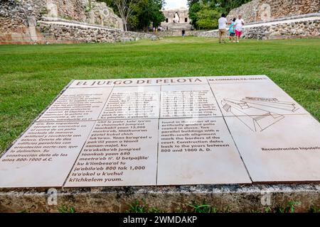 Merida Mexico, sito archeologico di Uxmal in stile Puuc, zona Arqueologica de Uxmal, classico calcare della città maya, informazioni sui cartelli, campo da gioco pitz, Foto Stock