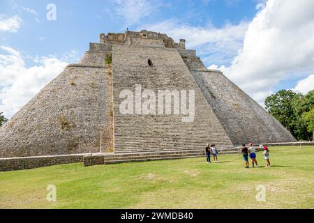 Merida Messico, sito archeologico Uxmal in stile Puuc, zona Arqueologica de Uxmal, classica città Maya, Piramide del Mago pirami a gradini mesoamericani Foto Stock