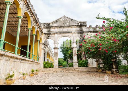 Merida Mexico, Yaxcopoil, l'ex Hacienda de Heneken, l'impianto di lavorazione della canapa in corda di henequen fourcroydes, esterno abbandonato, bui Foto Stock