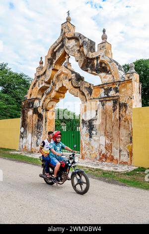 Merida Mexico, Yaxcopoil, Hacienda Yaxcopoil, arco ad arco abbandonato esterno, ingresso anteriore dell'edificio, moto di passaggio, adolescente adolescente Foto Stock