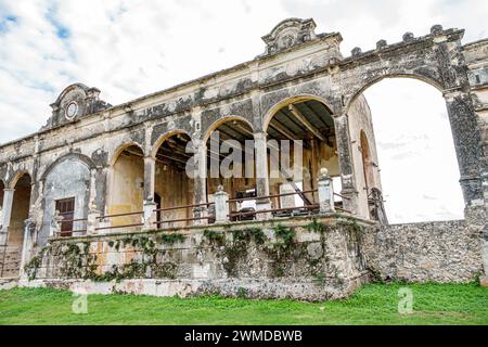 Merida Mexico, Yaxcopoil, l'ex Hacienda de Heneken, l'impianto di lavorazione della canapa in corda di henequen fourcroydes, esterno abbandonato, bui Foto Stock