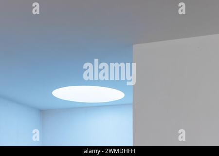 Interno minimale astratto con portale di luce blu rotondo, foto di sfondo dell'architettura Foto Stock