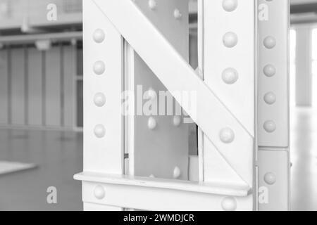 Dettagli di architettura industriale vintage, foto ravvicinata di una struttura a colonna in acciaio bianco Foto Stock