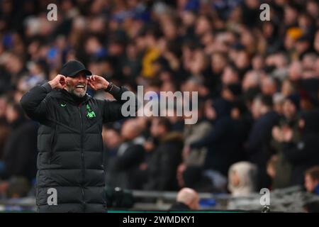 Wembley Stadium, Londra, Regno Unito. 25 febbraio 2024. Carabao League Cup Final Football, Chelsea contro Liverpool; il manager del Liverpool Jurgen Klopp indica che non riesce a sentire i tifosi del Liverpool credito: Action Plus Sports/Alamy Live News Foto Stock