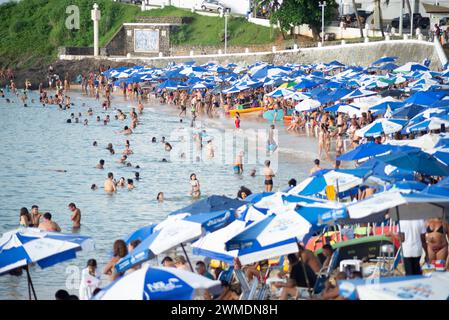 Salvador, Bahia, Brasile - 5 gennaio 2022: Si vedono persone sulla spiaggia di Farol da barra nella città di Salvador, Bahia. Foto Stock