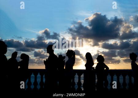 Salvador, Bahia, Brasile - 23 gennaio 2022: Sagoma di turisti che si godono il tramonto a Porto da barra nella città di Salvador, Bahia. Foto Stock