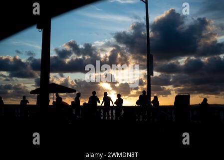 Salvador, Bahia, Brasile - 23 gennaio 2022: Sagoma di turisti che si godono il tramonto a Porto da barra nella città di Salvador, Bahia. Foto Stock
