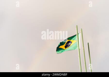 Salvador, Bahia, Brasile - 27 agosto 2022: Vista della bandiera brasiliana che sventola al vento. Salvador, Brasile. Foto Stock