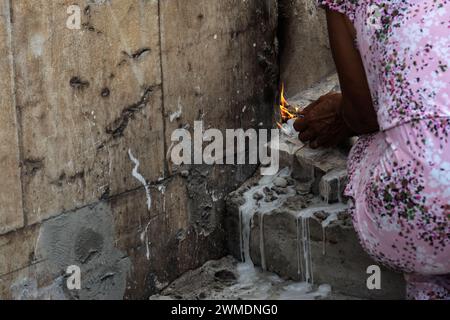 Salvador, Bahia, Brasile - 8 dicembre 2023: Le persone pregano durante la messa e la processione in omaggio a Conceicao da Praia nella città di Salvador, Bahia. Foto Stock