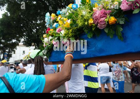 Salvador, Bahia, Brasile - 08 dicembre 2023: I cattolici portano l'immagine di nostra Signora di Conceicao da Praia durante l'omaggio nella città di Salvador, Bahia. Foto Stock
