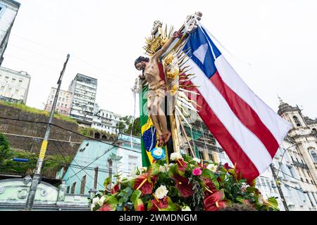 Salvador, Bahia, Brasile - 08 dicembre 2023: L'immagine di Gesù Cristo sulla croce è portata dai cattolici durante un omaggio alla Madonna di Conceicao da P. Foto Stock