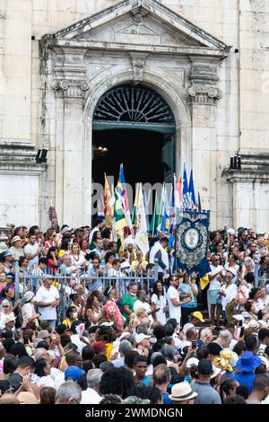 Salvador, Bahia, Brasile - 08 dicembre 2023: I cattolici partecipano alla messa in onore di nostra Signora di Conceicao da Praia nella città di Salvador, Bahia. Foto Stock