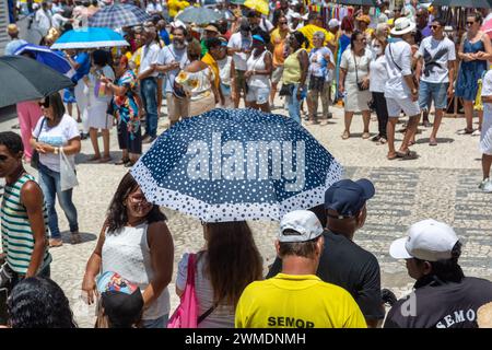 Salvador, Bahia, Brasile - 8 dicembre 2023: I cattolici sono visti dopo la processione in onore di Conceicao da Praia nella città di Salvador, Bahia Foto Stock