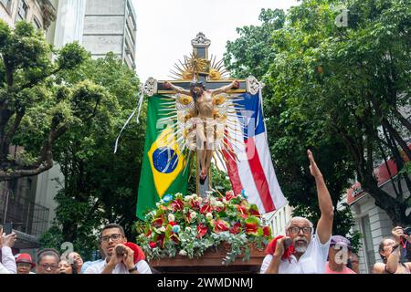 Salvador, Bahia, Brasile - 08 dicembre 2023: L'immagine di Gesù Cristo sulla croce è portata dai cattolici durante un omaggio alla Madonna di Conceicao da P. Foto Stock