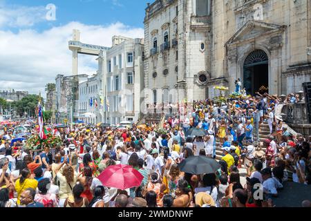 Salvador, Bahia, Brasile - 8 dicembre 2023: I cattolici sono visti dopo la processione in onore di Conceicao da Praia nella città di Salvador, Bahia Foto Stock