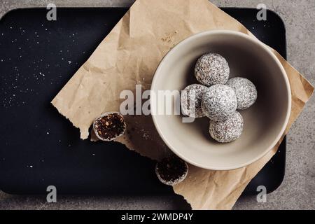 Dolci deliziosi e sani a base di frutta secca, miele e noci in fiocchi di cocco. Foto Stock