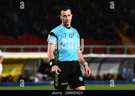 Lecce, Italia. 25 febbraio 2024. L'arbitro Daniele Doveri durante la partita di serie A TIM tra l'US Lecce e l'FC Internazionale allo Stadio Ettore Giardiniero - via del Mare, Lecce, Italia, il 25 febbraio 2024. Crediti: Nicola Ianuale/Alamy Live News Foto Stock