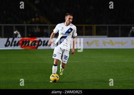 Lecce, Italia. 25 febbraio 2024. Davide Frattesi dell'Internazionale in azione durante la partita di serie A TIM tra Lecce e FC Internazionale allo Stadio Ettore Giardiniero - via del Mare, Lecce, Italia 25 febbraio 2024. Crediti: Nicola Ianuale/Alamy Live News Foto Stock